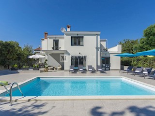 Poreč, samostojna hiša na iskani lokaciji, blizu morja