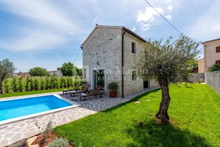 Poreč - okolica, kamnita vila z bazenom