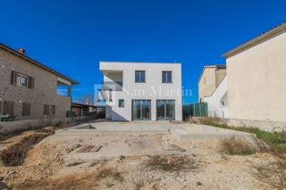 Rovinj, Okolica – Hiša z Bazenom na Mirni Lokaciji