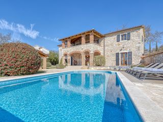 Poreč, Kamnita hiša z ogromnim dvoriščem na koncu vasi