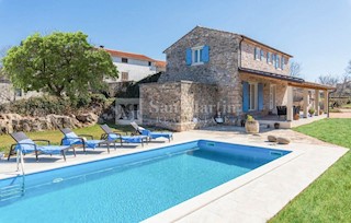 Poreč, okolica - Istrska kamnita hiša na velikem vrtu