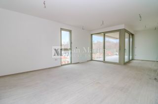 Novigrad, okolica - Moderno stanovanje s strešno teraso 300 m od morja