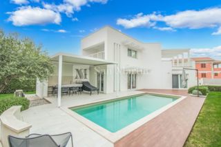 Poreč, okolica - čudovita hiša z bazenom v bližini morja