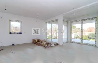 Umag - trisobno stanovanje v novogradnji 400 m od morja