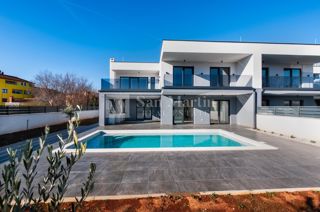 Rovinj, okolica - lepa hiša dvojček na mirni lokaciji