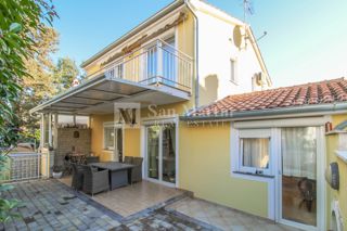 POREČ - Hiša z ločenim stanovanjem in gostilno