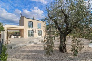 Novigrad, okolica - odlična novogradnja z bogato vsebino