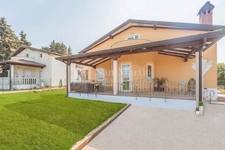POREČ, Hiša z bazenom 4 spalnice