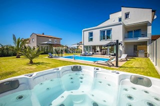 Poreč, okolica - moderna hiša s pogledom na naravo in morje