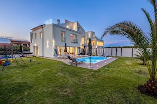 Poreč, okolica - moderna hiša s pogledom na naravo in morje