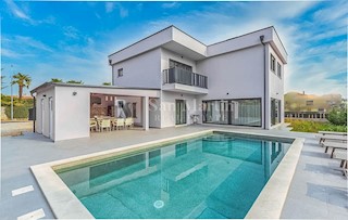 Poreč, Lepa moderna vila z bazenom v bližini morja in mesta