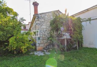Poreč, okolica – Kamnita hiša v bližini Poreča z veliko parcelo