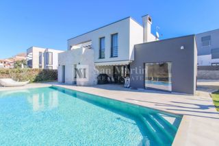 Poreč, moderna hiša z garažo v bližini plaže