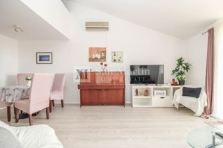 Poreč, širši center - prostorno stanovanje s pogledom na morje in mesto