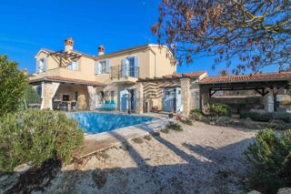 SVETVINČENAT, Hiša na robu vasi z bazenom in 4 spalnicami