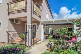 APARTMA, 900 M OD MORJA, 190 M2 VRT