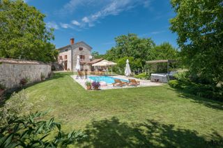 Poreč-okolica, kamnita hiša z bazenom na velikem vrtu