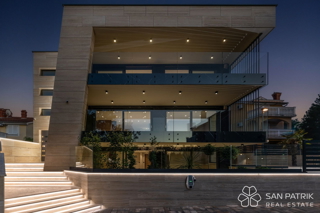 Krk: 4-sobni luksuzni penthouse (128 m2), bazen, pogled na morje