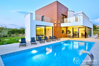 DIZAJNERSKA VILA V OSRCU ISTRE! ZASEBNI BAZEN, PROGRESIVNI NAJEM!