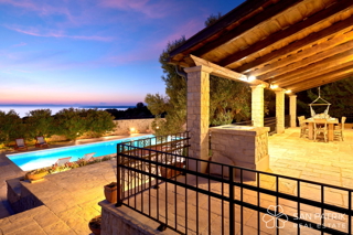 AVTOHTONA VILA MED TISOČLETNIMI OLJKAMI NA OTOKU PAG