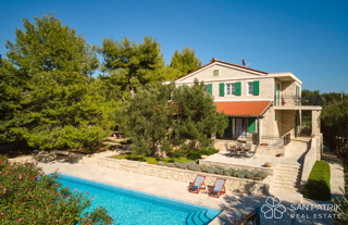 Avtohtona vila med tisočletnimi oljkami na otoku Pag