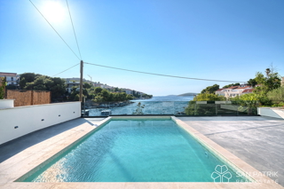 RAŽANJ – MODERNA MEDITERANSKA VILA V PRVEM VRSTU OB MORJU Z BAZENOM