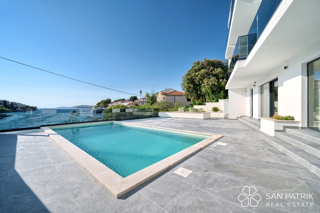 RAŽANJ – MODERNA MEDITERANSKA VILA PRVI RED OB MORJU Z BAZENOM