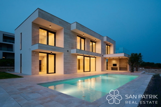 Moderna mediteranska vila z bazenom in panoramskim pogledom na morje