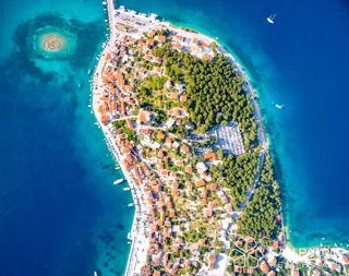 ROGOZNICA – NOVOGRADNJA V CENTRU, 70m OD MORJA – PANORAMSKI RAZGLED