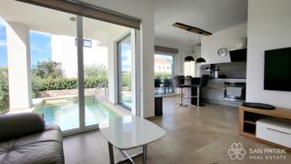 Njivice: Moderno dvonadstropno stanovanje z velikim vrtom in bazenom