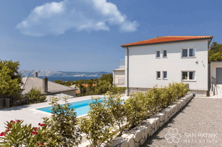 Obnovljena vila v bližini morja s 4 stanovanjskimi enotami in garažo