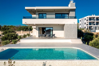 PRIMOŠTEN – SODOBNA VILA S BAZENOM IN OSUPLJIVIM RAZGLEDOM