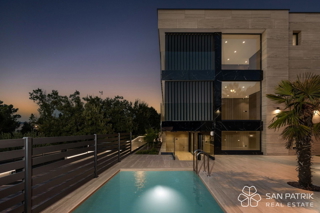 Krk: luksuzno 4-sobno stanovanje (122 m2), vrt, bazen