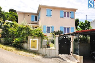 Poreč, samostojna hiša 180 m2 z bazenom, 2 apartmaja