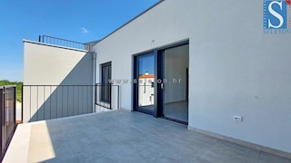 Stanovanje površine 84 m2 + strešna terasa površine 56 m2 s pogledom na morje