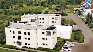 Poreč, stanovanje v gradnji 85 m2 z lastnim vrtom 147 m2, cca 800 m od morja (zračne črte)