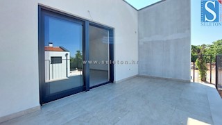 Poreč - novo stanovanje 84 m2 + strešna terasa 56 m2 s pogledom na morje