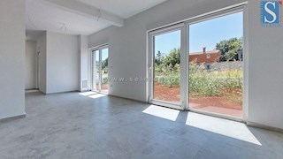 Poreč - novo stanovanje 88 m2 z vrtom in dvema parkirnima mestoma