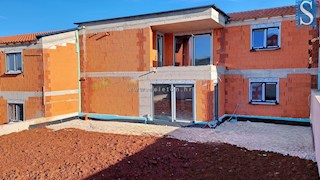 Poreč - okolica, stanovanje v gradnji 75 m2 z vrtom 135 m2, 2 parkirni mesti