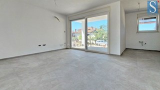 Poreč, novo stanovanje velikosti 67 m2 z vrtom velikosti 230 m2, 2 parkirnima mestoma, kletjo