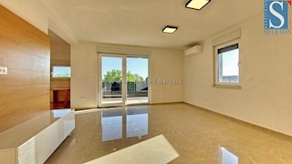 Novo stanovanje v Poreču 80 m2, delno opremljeno, talno gretje