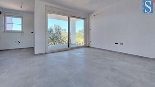 Poreč, novo stanovanje velikosti 67 m2 z vrtom velikosti 180 m2, 2 parkirnima mestoma, kletjo