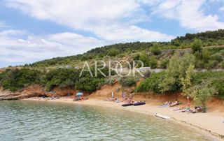 Zemljišče Barbat na Rabu, Rab, 708m2