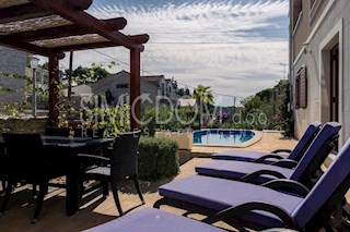 Apartma z vrtom tik ob morju, Brač