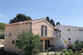 Samostojna hiša s pogledom na morje, center Rogoznice