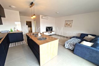 Novo opremljeno stanovanje 130 m od plaže, Žaborić