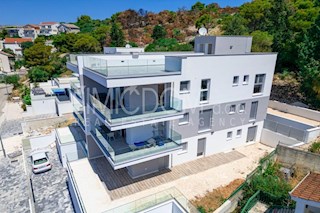 Novo stanovanje z vrtom in jacuzzijem v bližini plaže in centra Trogirja