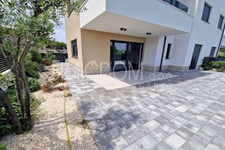 Apartma z velikim vrtom in pogledom na morje, Murter