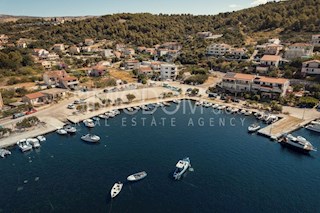 Penthouse v prvi vrsti do morja, Marina