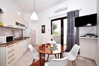 Dva apartmaja, druga vrsta do morja (pritličje), Rogoznica
